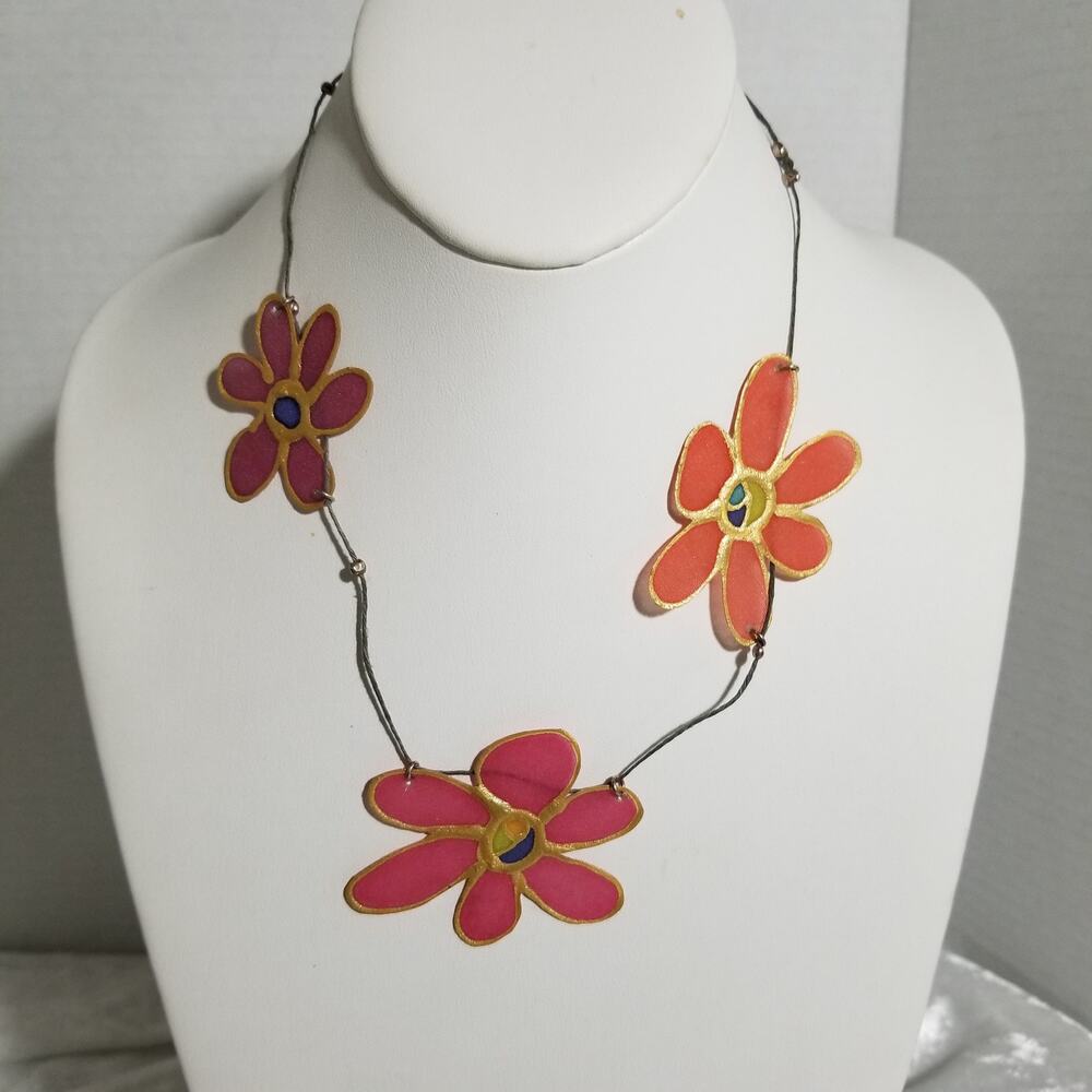 20 in string necklace plastic flowers button closure 1.1927